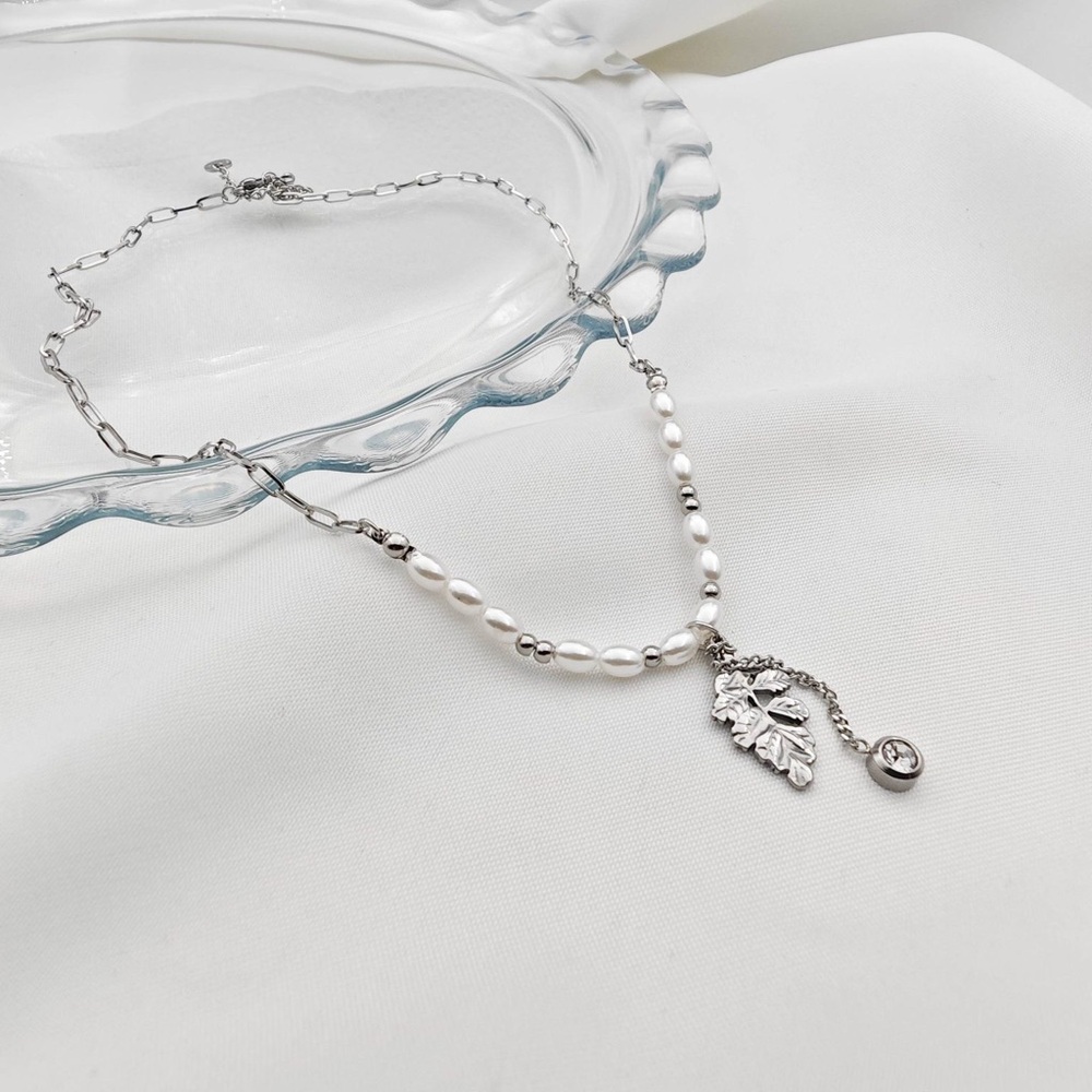 Elegant Silver Leaf Pendant Necklace